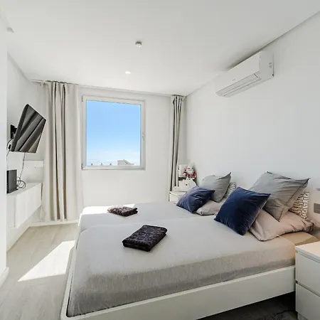 Blue Gold Escape In Ocean Garden Apartment *