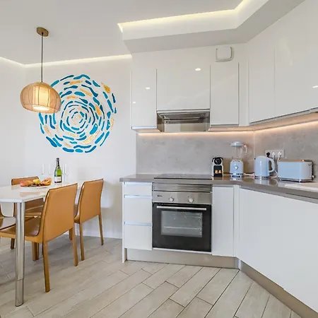 Blue Gold Escape In Ocean Garden Apartment